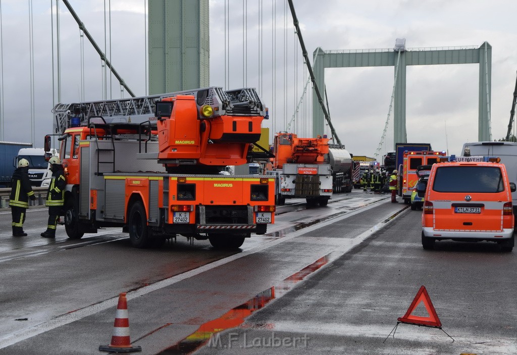 Schwerer LKW VU PKlemm A 4 Rich Olpe auf der Rodenkirchener Bruecke P004.JPG - Miklos Laubert